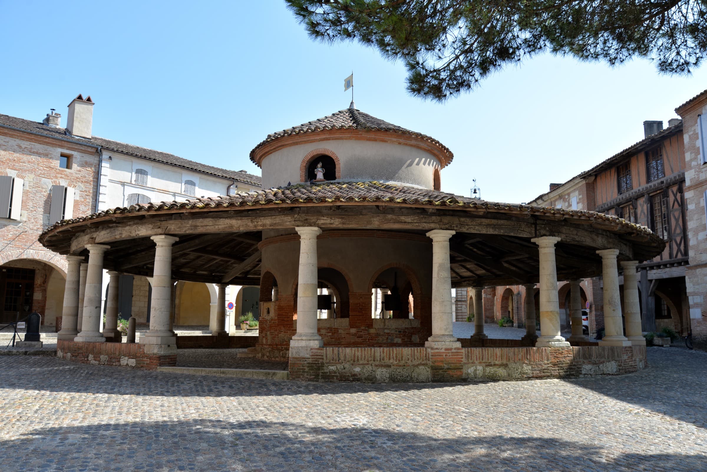 The circular market hall at Auvillar, a ring of stone columns under a conical tiled roof